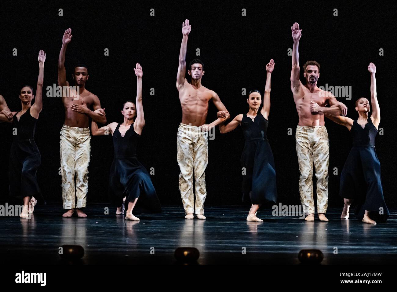 Sezioni della prova generale della São Paulo Dance Company mentre fa il suo debutto nel Regno Unito e a Londra al Sadler's Wells. Estratti dal Gnawa di Nacho Duato, creato nel 2005 e rivisitato nel 2009. Si tratta di una danza ispirata alla mistica amicizia islamica del popolo Gnawa, portata in Nord Africa dai berberi come schiavi messi alla musica ipnotica e rituale del Nord Africa. Foto Stock