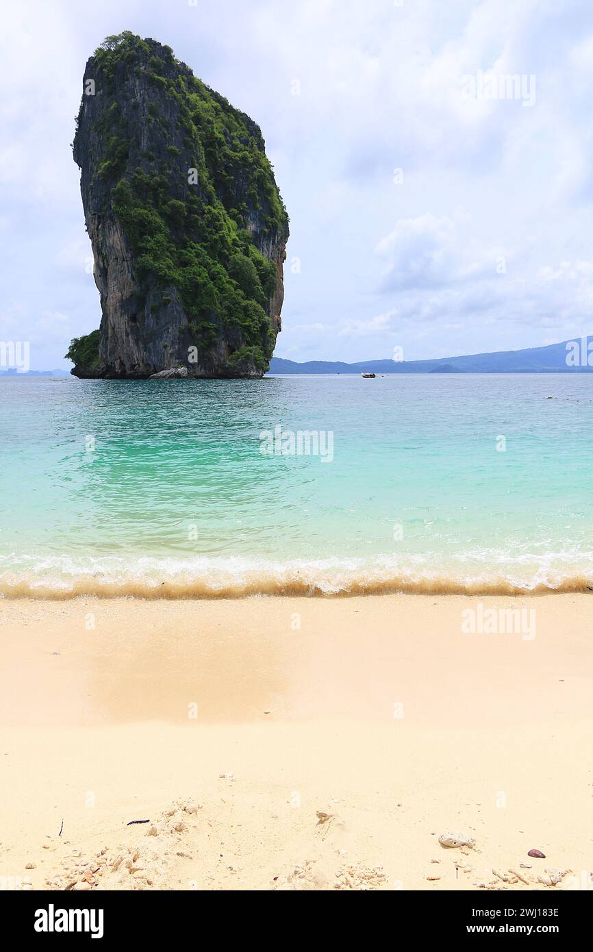 Koh Poda, Thailandia. Vista dello splendido mare e della splendida spiaggia con sullo sfondo la roccia chiamata Ko ma Tang Ming. Foto Stock