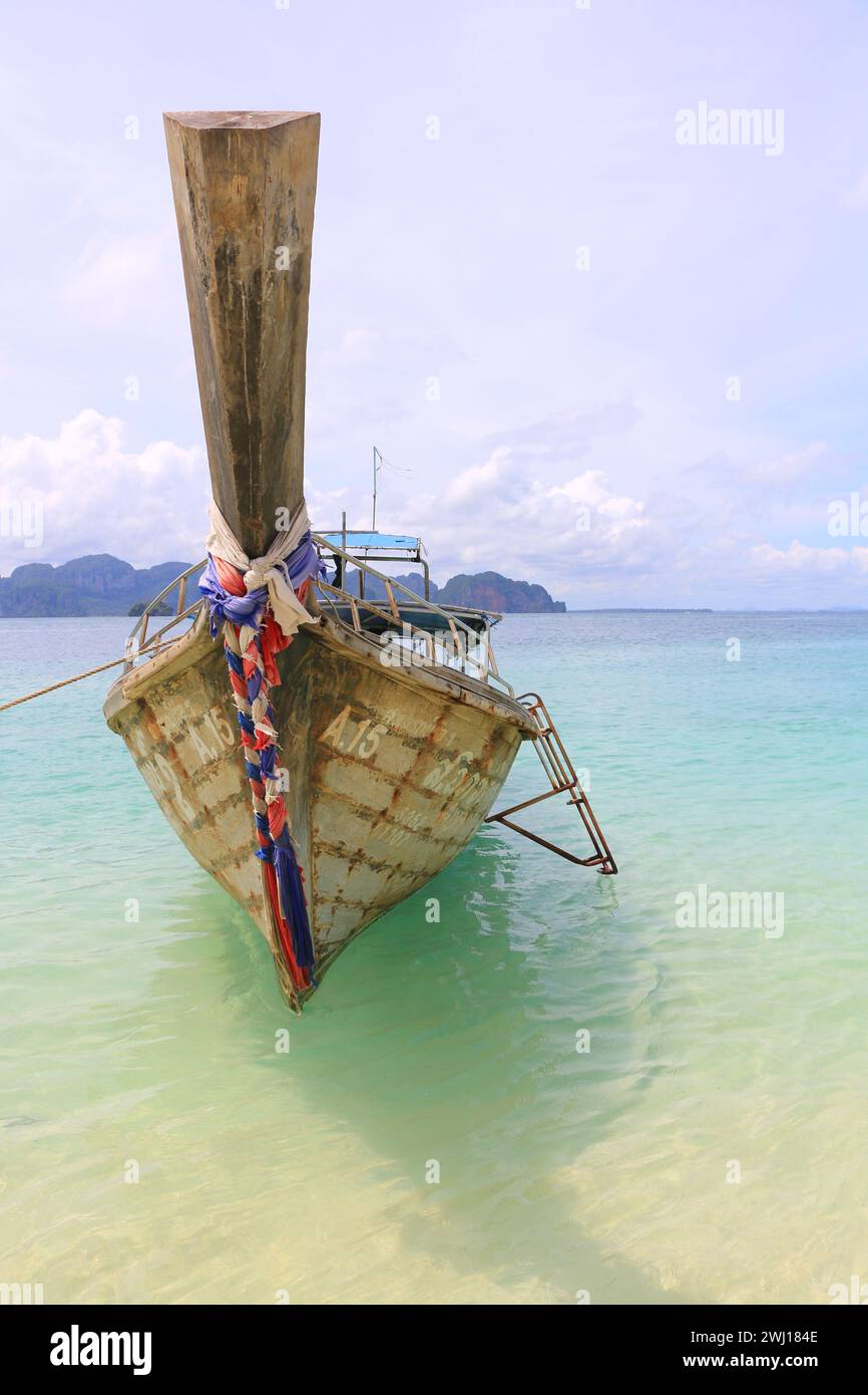 Koh Poda, Thailandia. La barca a coda lunga aspetta i turisti sulla spiaggia. Foto Stock