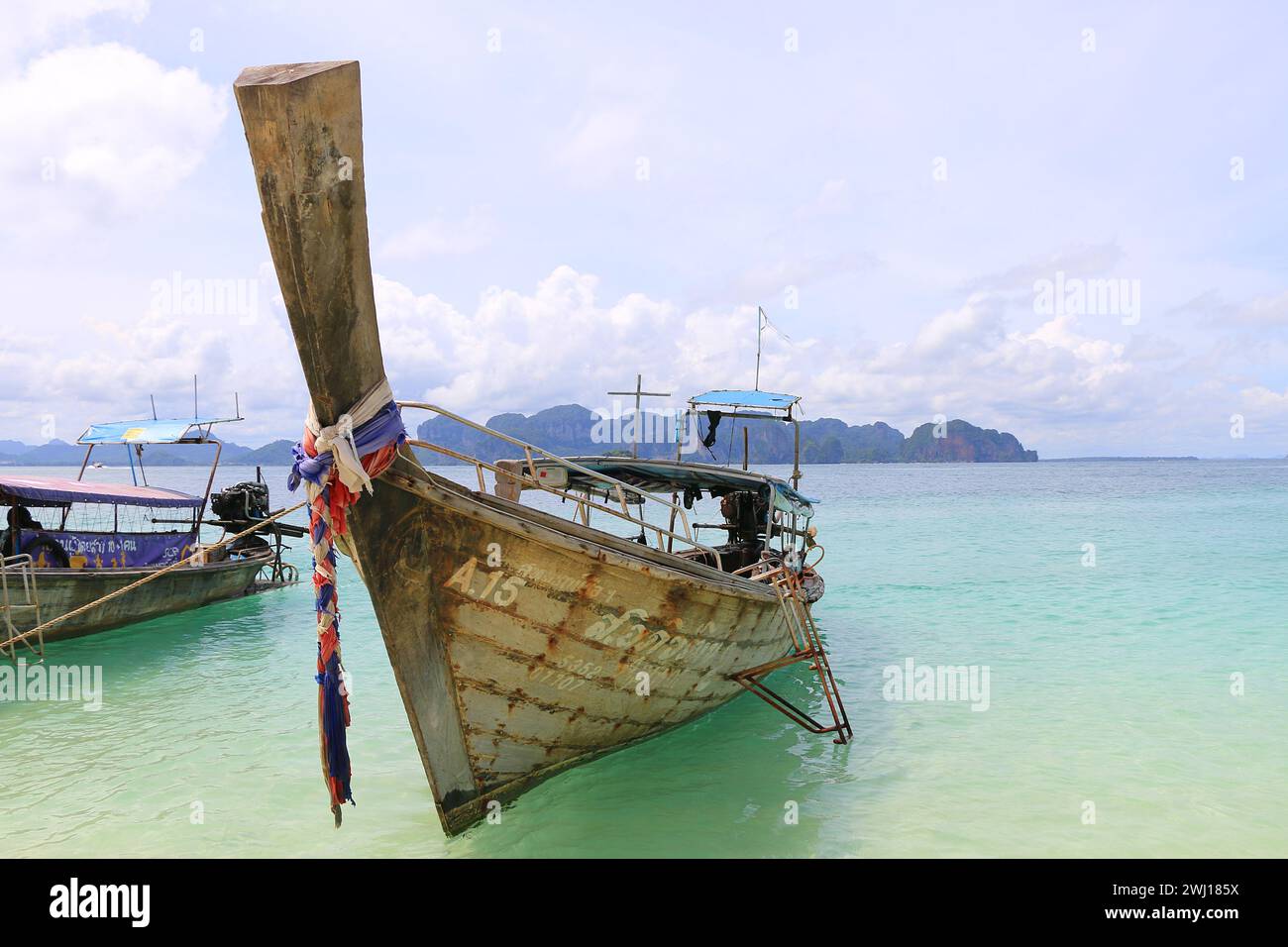 Koh Poda, Thailandia. La barca a coda lunga aspetta i turisti sulla spiaggia. Foto Stock