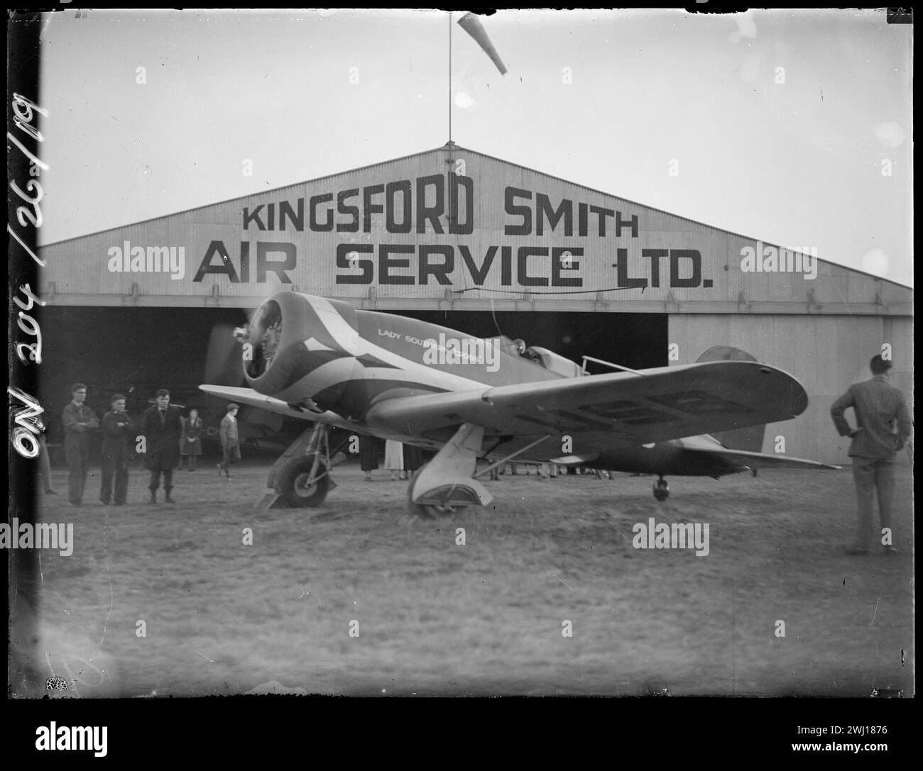 Un Lockheed 8E Altair chiamato "Lady Southern Cross" fuori dall'hangar Kingsford-Smith Air Service Ltd e sul campo di aviazione, Mascot 19 luglio-21 ottobre 1934 Foto Stock