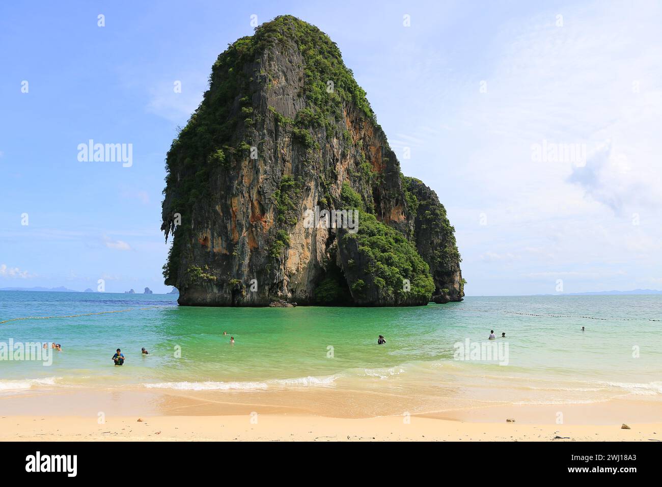 Spiaggia di Phra Nang. La famosa spiaggia tropicale con la tipica formazione rocciosa che caratterizza la provincia di krabi. Foto Stock