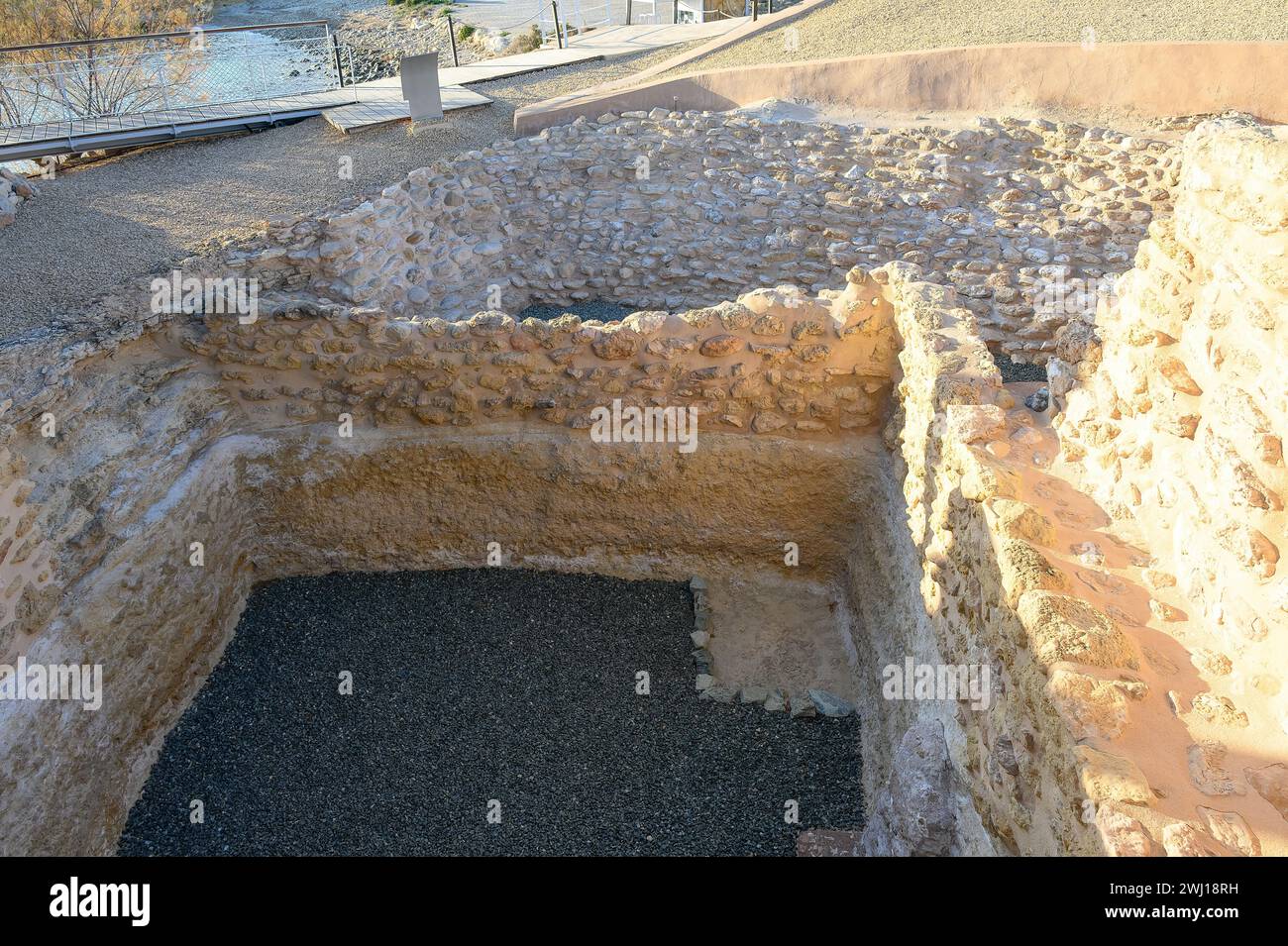 Mura medievali in pietra di antiche strutture si trovano a la Illeta. La Illeta è un sito archeologico sulla costa del Mar Mediterraneo. Foto Stock