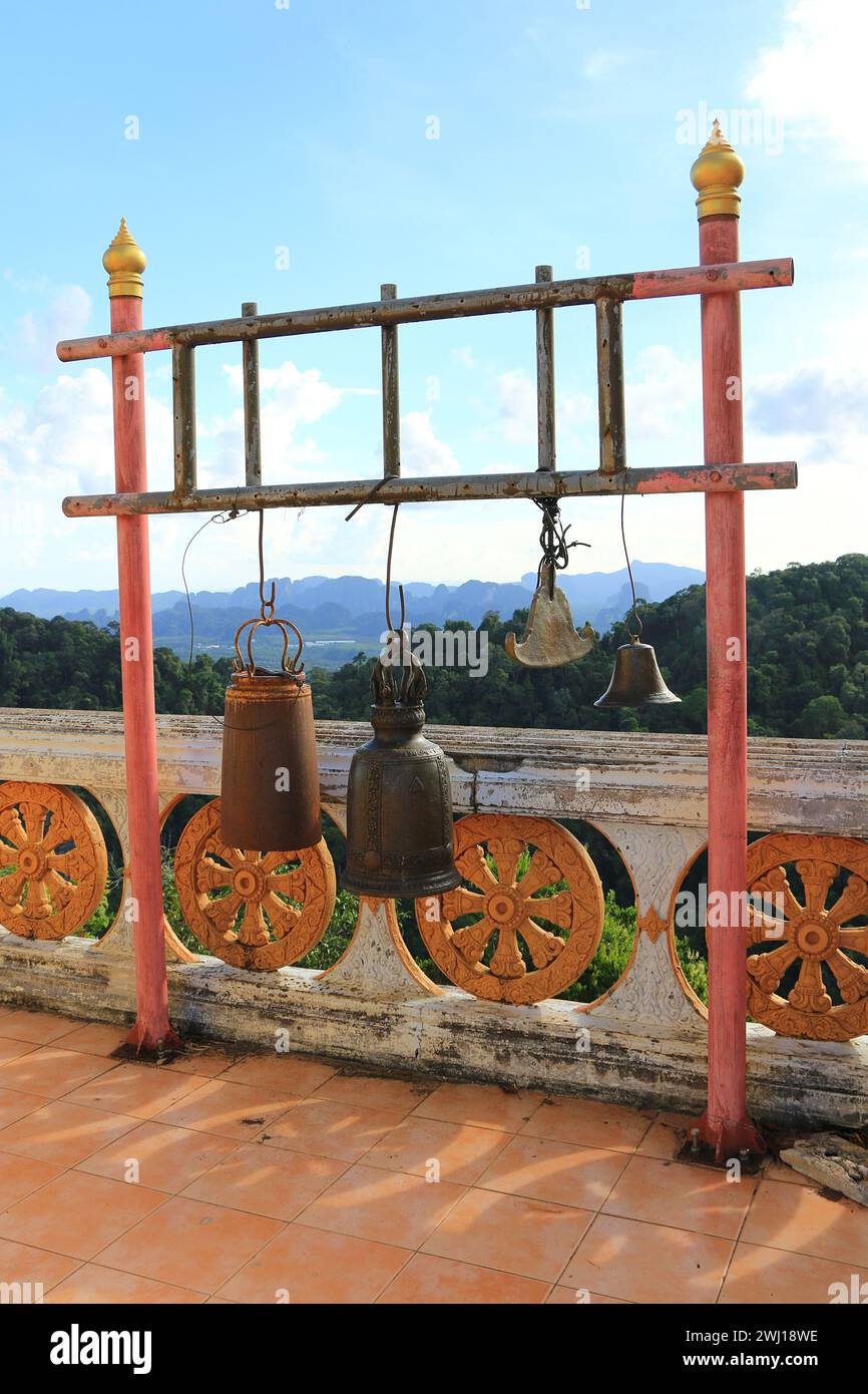 Provincia di Krabi, Thailandia. simboli religiosi in cima al tempio della grotta tigre. Foto Stock