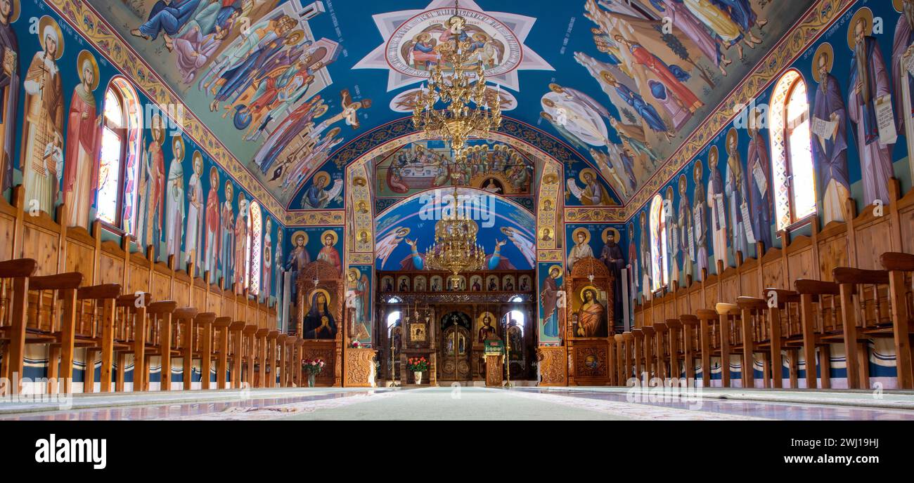 Una foto interna di una chiesa ortodossa vuota a Marginea, in Romania. Foto Stock