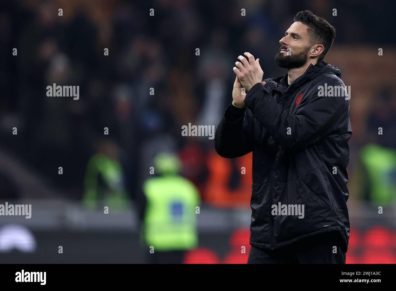 Milano, Italia. 11 febbraio 2024. Olivier Giroud dell'AC Milan saluta i tifosi durante la partita di serie A tra l'AC Milan e l'SSC Napoli allo Stadio Giuseppe Meazza l'11 febbraio 2024 a Milano. Crediti: Marco Canoniero/Alamy Live News Foto Stock
