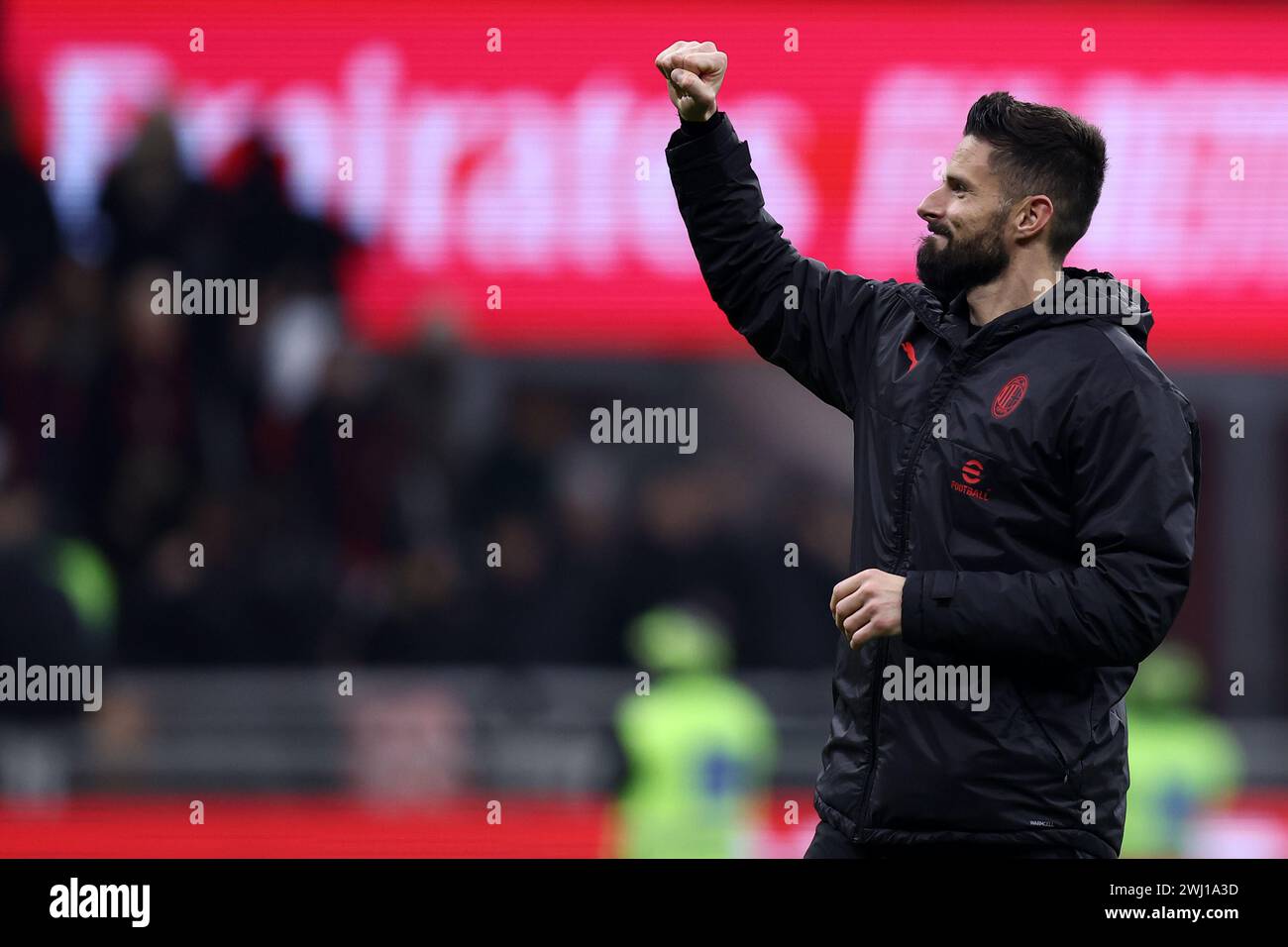 Milano, Italia. 11 febbraio 2024. Olivier Giroud dell'AC Milan saluta i tifosi durante la partita di serie A tra l'AC Milan e l'SSC Napoli allo Stadio Giuseppe Meazza l'11 febbraio 2024 a Milano. Crediti: Marco Canoniero/Alamy Live News Foto Stock