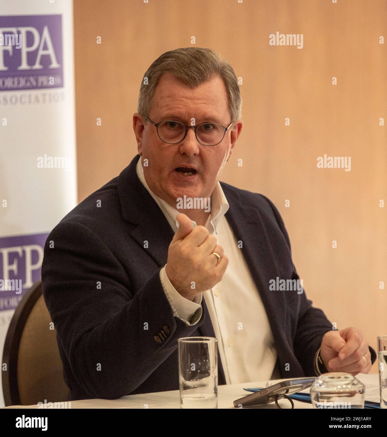 Londra, Inghilterra, Regno Unito. 12 febbraio 2024. Il leader del Partito Unionista Democratico (DUP) dell'Irlanda del Nord JEFFREY DONALDSON è visto parlare con i membri della stampa straniera durante un briefing a Londra organizzato dalla Foreign Press Association. (Credit Image: © Tayfun Salci/ZUMA Press Wire) SOLO PER USO EDITORIALE! Non per USO commerciale! Foto Stock
