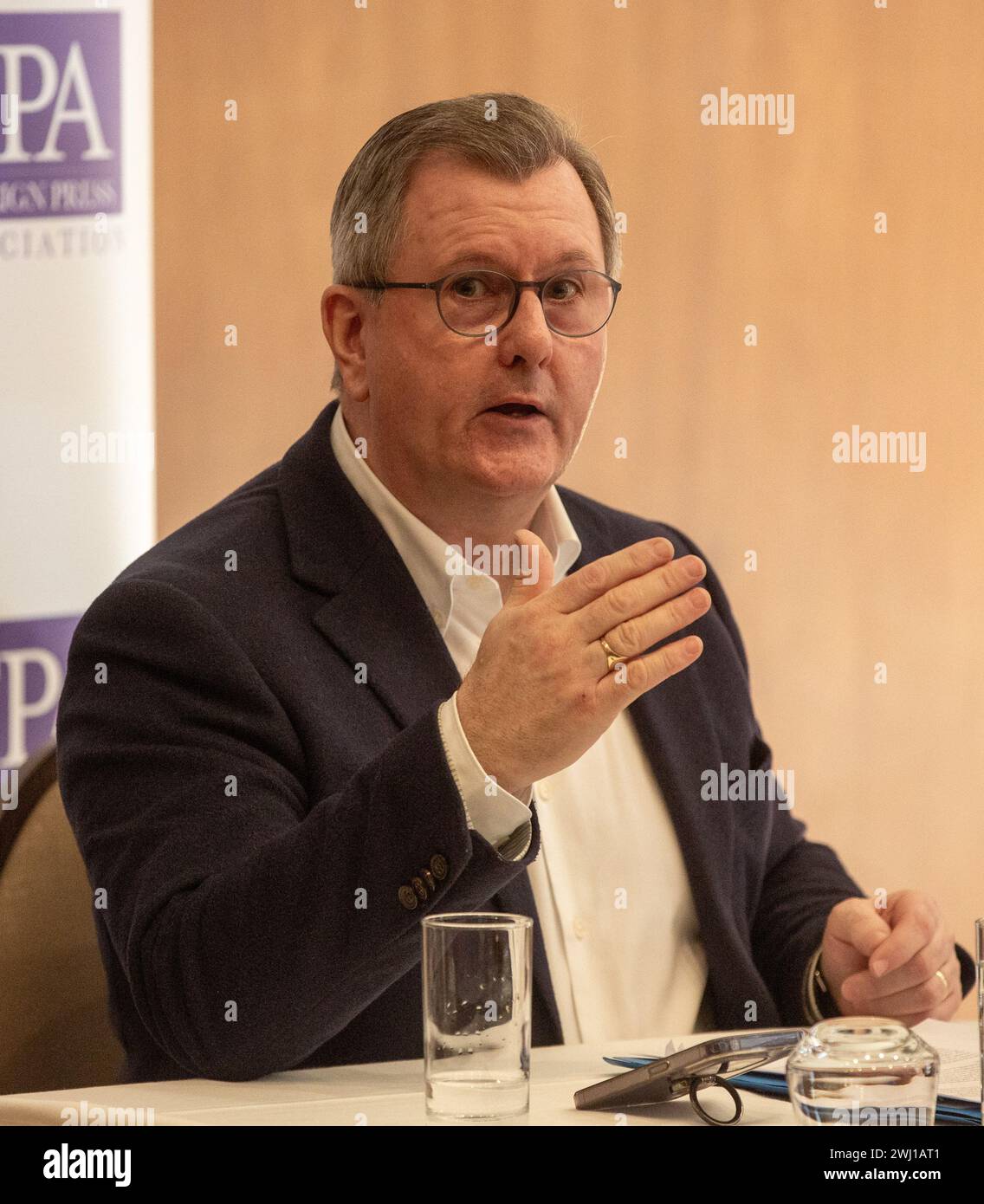 Londra, Inghilterra, Regno Unito. 12 febbraio 2024. Il leader del Partito Unionista Democratico (DUP) dell'Irlanda del Nord JEFFREY DONALDSON è visto parlare con i membri della stampa straniera durante un briefing a Londra organizzato dalla Foreign Press Association. (Credit Image: © Tayfun Salci/ZUMA Press Wire) SOLO PER USO EDITORIALE! Non per USO commerciale! Foto Stock