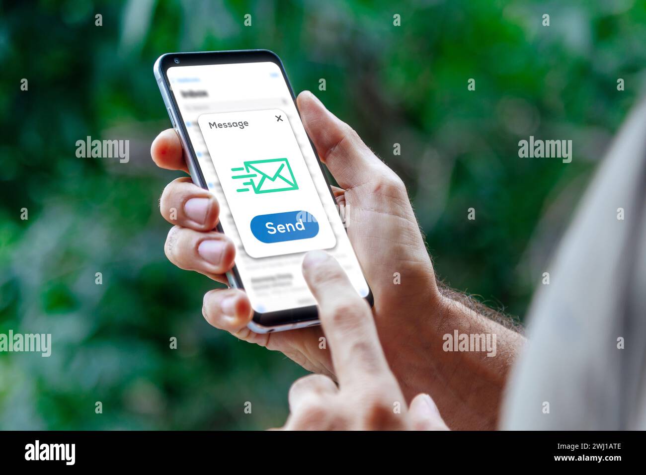 Uomo che sta per mandare un messaggio con il suo cellulare. Concetto di comunicazione digitale. e mail, sms. Foto Stock