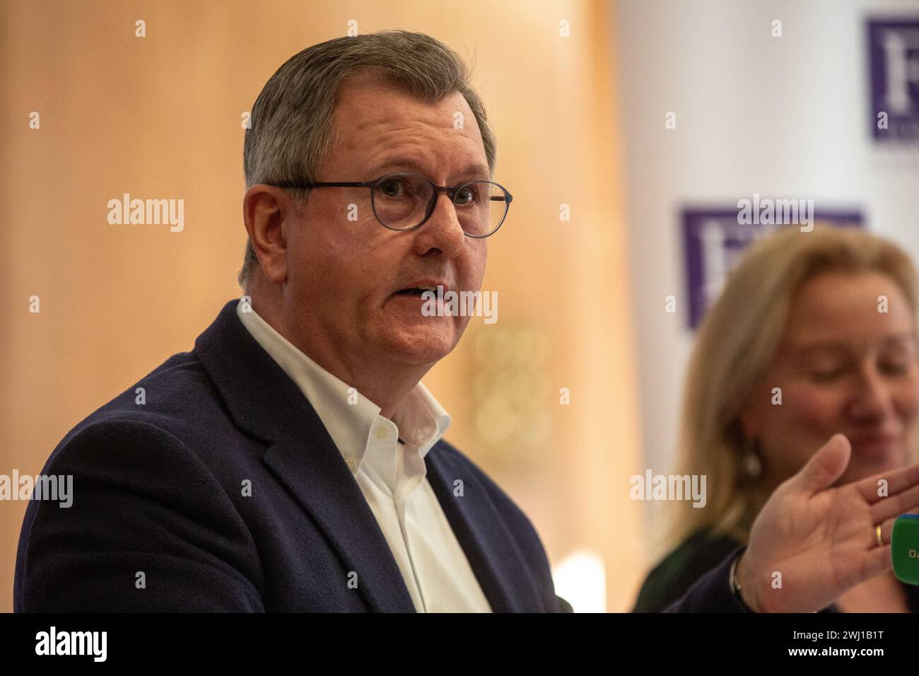 Londra, Inghilterra, Regno Unito. 12 febbraio 2024. Il leader del Partito Unionista Democratico (DUP) dell'Irlanda del Nord JEFFREY DONALDSON è visto parlare con i membri della stampa straniera durante un briefing a Londra organizzato dalla Foreign Press Association. (Credit Image: © Tayfun Salci/ZUMA Press Wire) SOLO PER USO EDITORIALE! Non per USO commerciale! Foto Stock