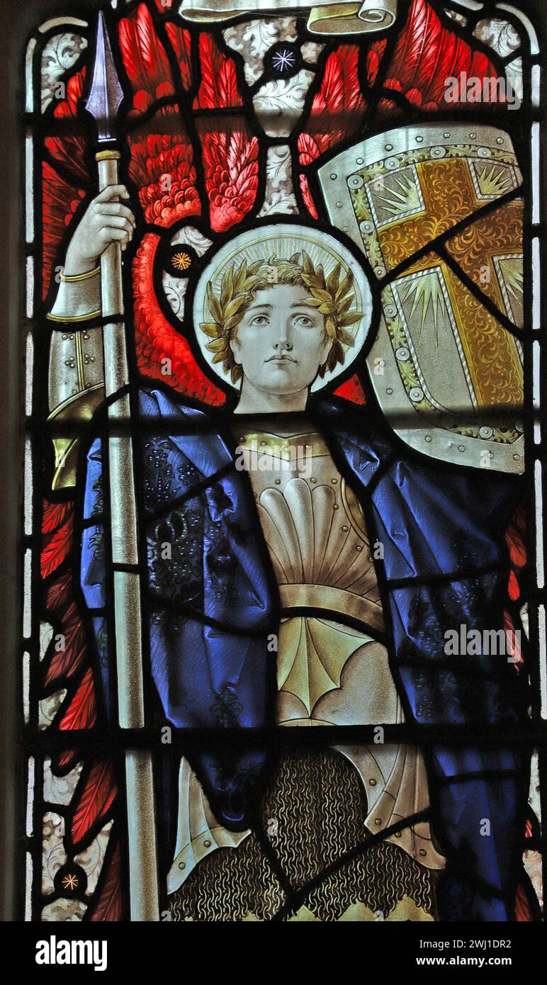 Una vetrata del 1917/18 di Percy Bacon Limited raffigurante San Michele Arcangelo, San Marco Woodcote, Purley, Croydon, Londra, Inghilterra Foto Stock