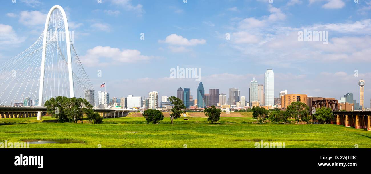 Panorama dello skyline di Dallas sul fiume Trinity e sul ponte Margaret Hunt Hill in Texas, Stati Uniti Foto Stock