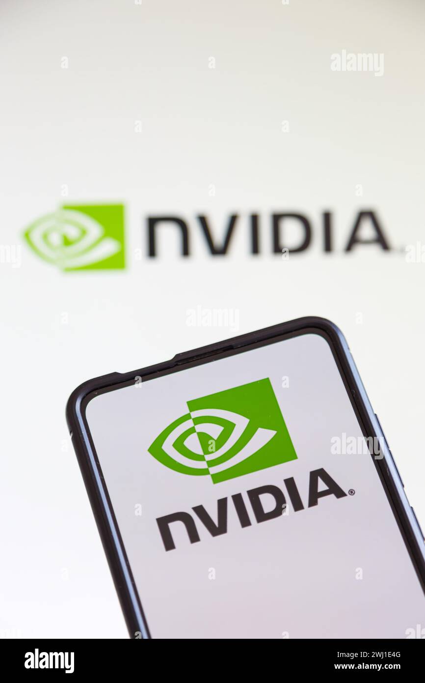 Logo NVIDIA dello sviluppatore di processori grafici sullo schermo di un telefono cellulare e di un computer Foto Stock