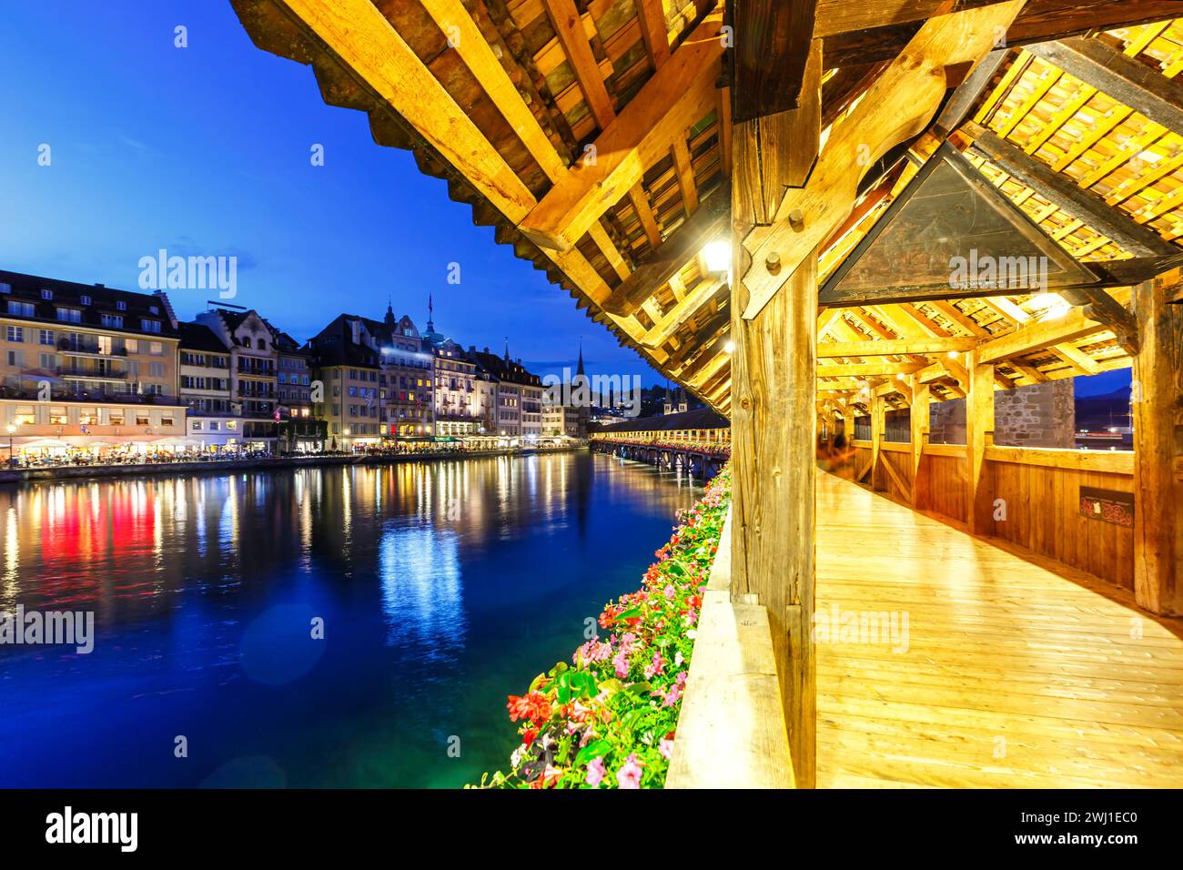 Ponte della Cappella di Lucerna sulla città sul fiume Reuss con ponte di notte in Svizzera Foto Stock