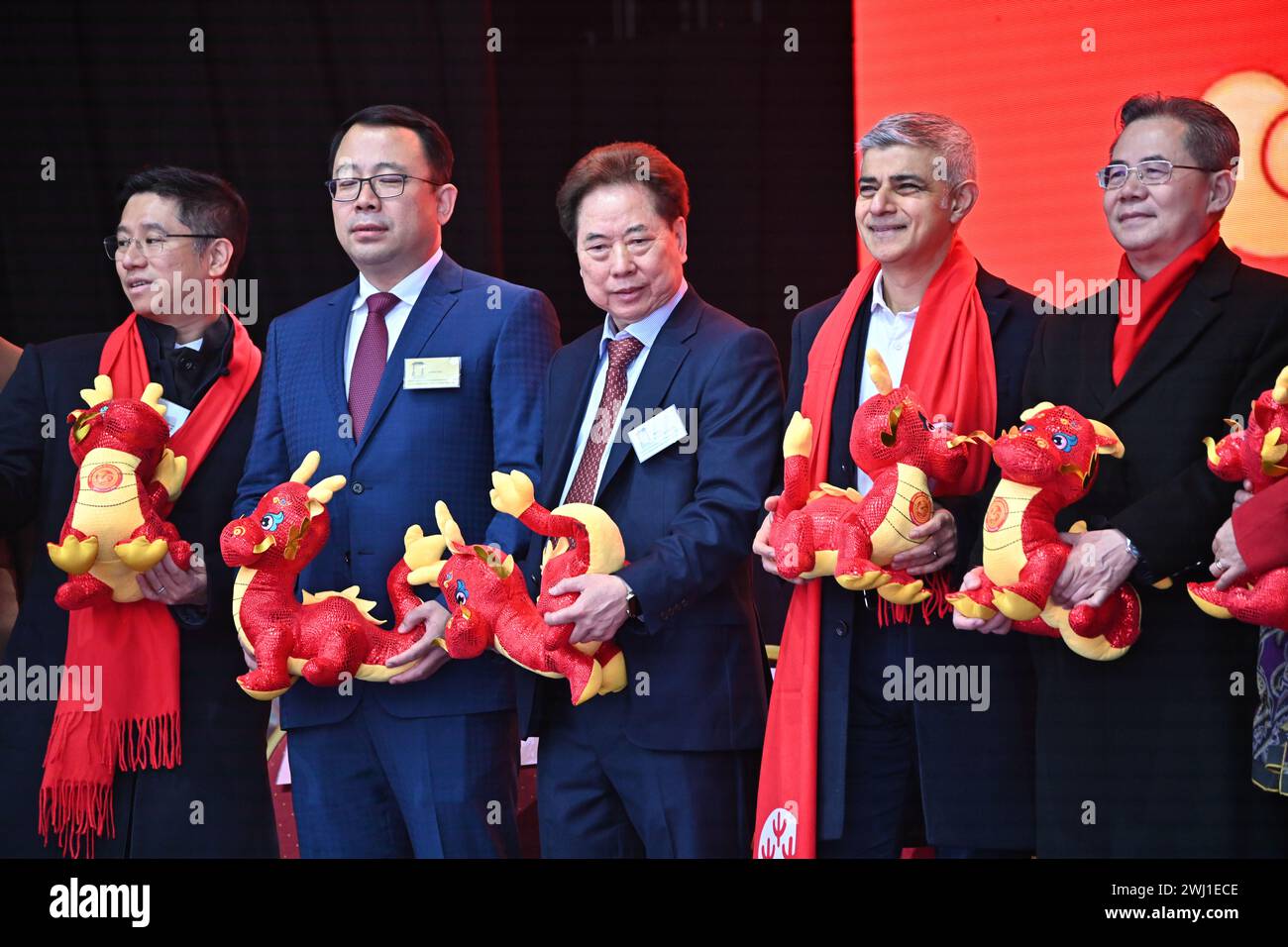 Trafalgar Square, Londra, Regno Unito, 11 febbraio 2024: Qihua Guo del Festival cinese della troupe di primavera, Sadiq Khan e CT Tang alla cerimonia del capodanno lunare 2024 uno spettacolo spettacolare quest'anno per il capodanno lunare 2024, con il CPC che sponsorizza tutte le esibizioni provenienti da Pechino e Guangzhou. Il nuovo anno lunare è anche conosciuto come Capodanno cinese o Festival di primavera. La celebrazione cinese a Londra ha attirato migliaia di persone. Vivi le danze tradizionali del drago e del leone volante e gli spettacoli teatrali pieni di divertimento dalla Cina, tra cui l'opera e le acrobazie di Pechino, l'arte marziale Foto Stock