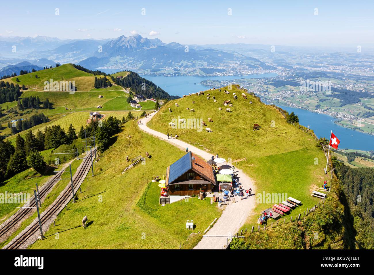 Vista dal monte Rigi alla città di Lucerna, al lago di Lucerna e alle montagne delle Alpi Pilatus in Svizzera Foto Stock