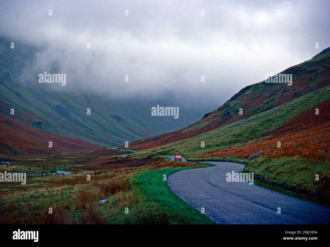 Scozia. Highlands. Strada che attraversa glen. Nuvola bassa. Foto Stock