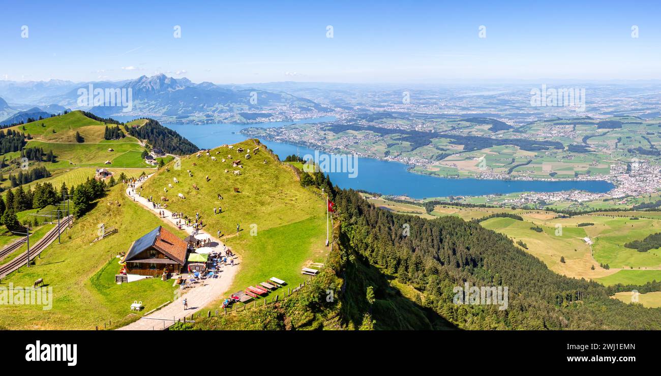 Vista dal Monte Rigi alla città di Lucerna, al lago di Lucerna e alle montagne delle Alpi Pilatus in Svizzera Foto Stock
