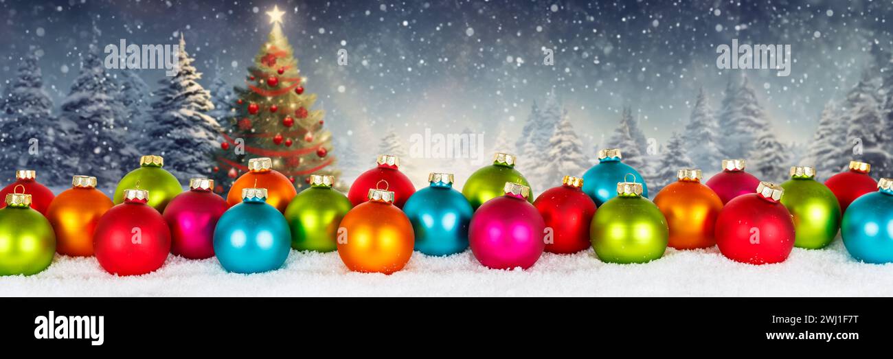 Biglietto di Natale per Natale con coloratissimo biglietto di baubles natalizie e testo banner spazio libero decorazione copyspace Natale invernale Foto Stock