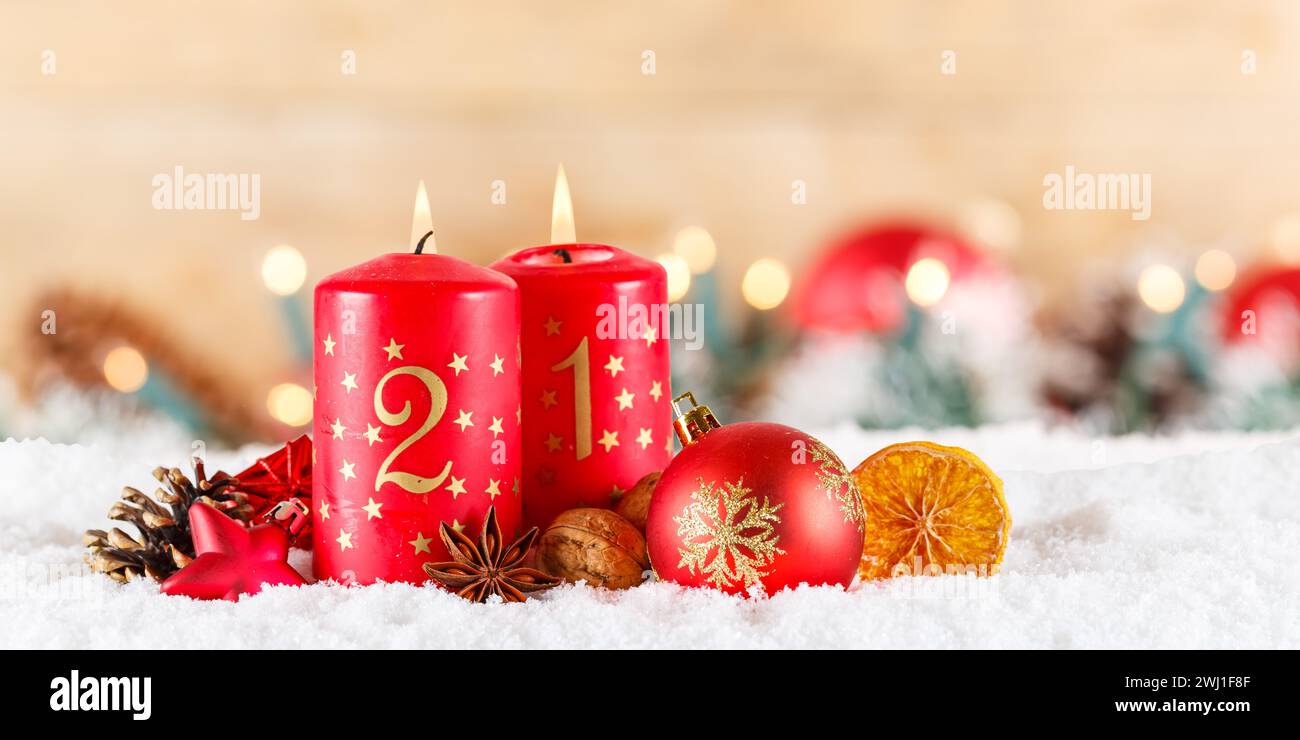 Secondo 2° Avvento con decorazione natalizia candela biglietto natalizio per il panorama natalizio con spazio libero di testo Copyspace Foto Stock