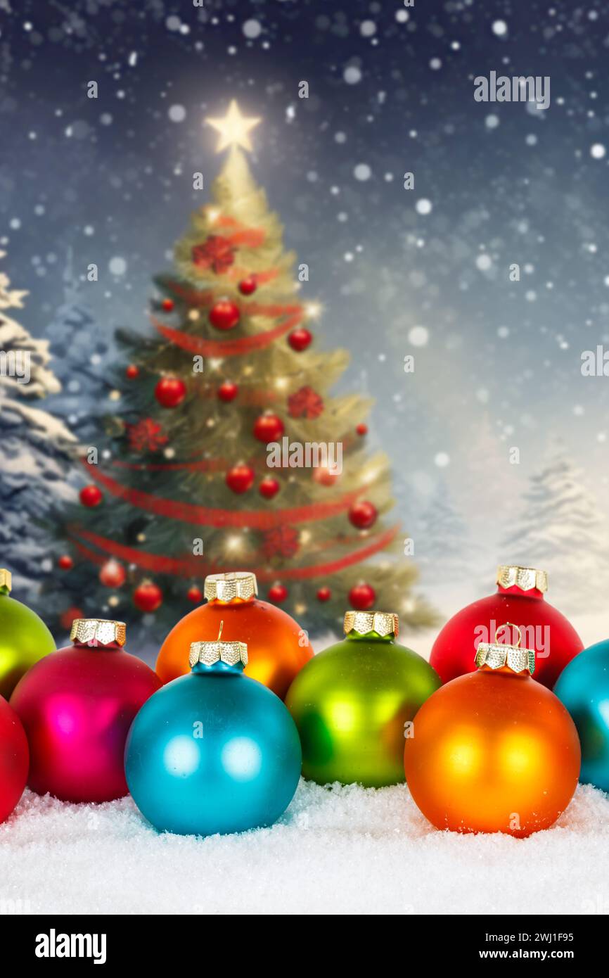 Biglietto di Natale per Natale con coloratissimo biglietto di baubles natalizie e spazio libero per testo Copyspace, formato ritratto decorativo winte Foto Stock