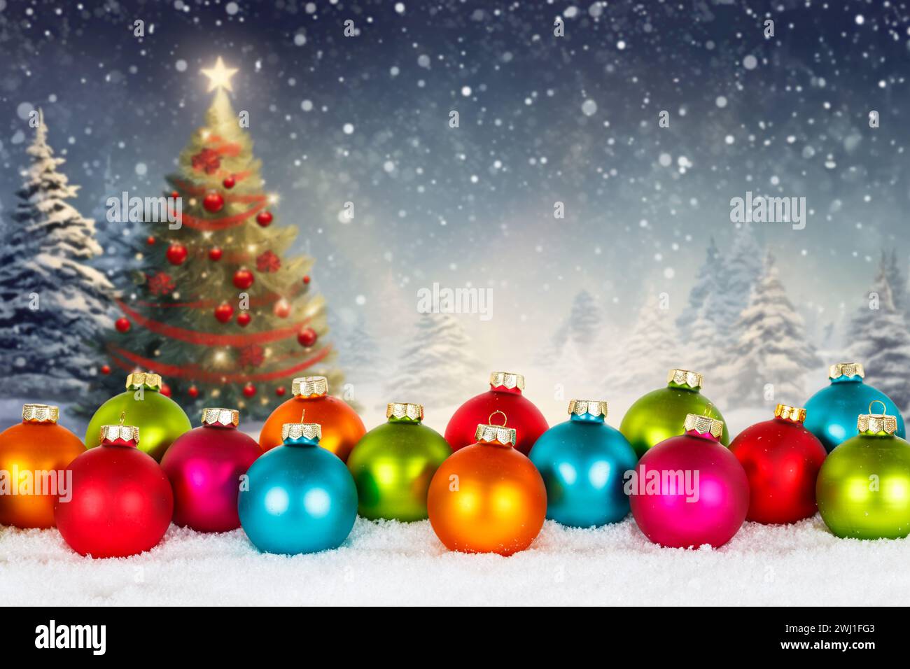 Biglietto di Natale per Natale con colorato biglietto di baubles natalizie e spazio libero di testo decorazione copyspace albero di Natale invernale Foto Stock