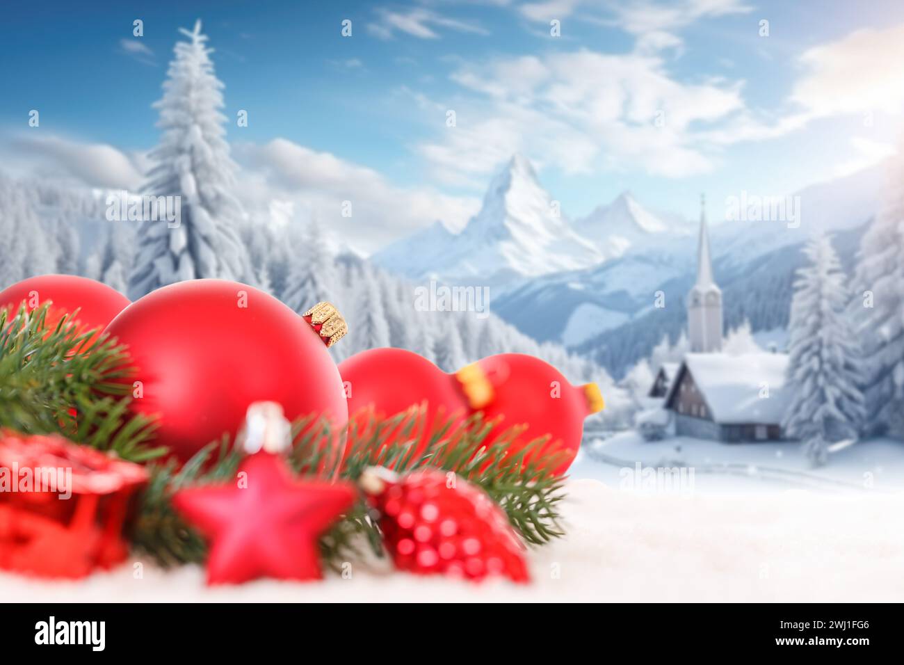 Cartolina di Natale con carta baubles di Natale e spazio libero di testo Copyspace in montagna decorazione inverno Foto Stock