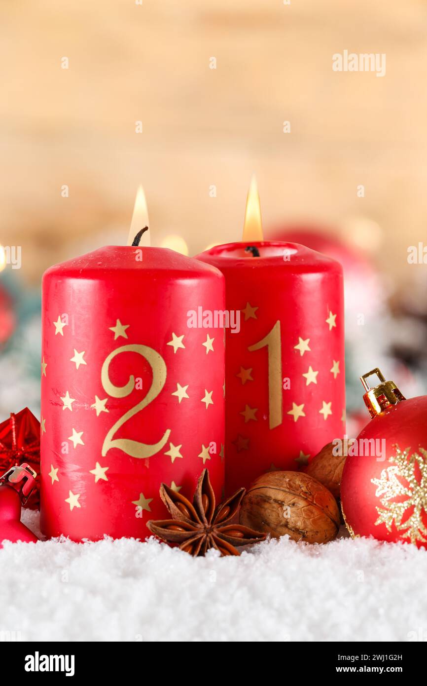 Secondo Avvento con decorazione natalizia a candela decorazione natalizia cartolina natalizia per il tempo di Natale formato ritratto con t Foto Stock