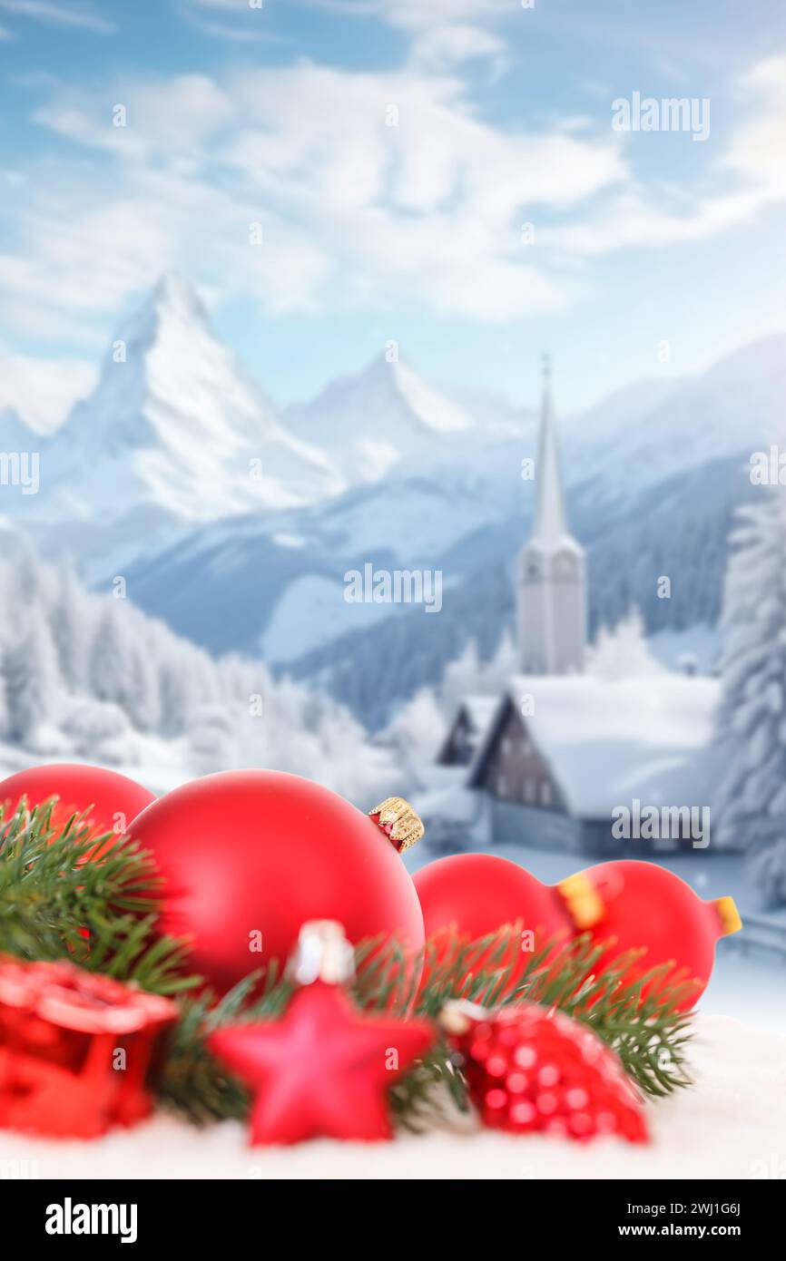 Cartolina di Natale con carta baubles di Natale e spazio libero di testo ritratto Copyspace nella decorazione delle montagne inverno Foto Stock