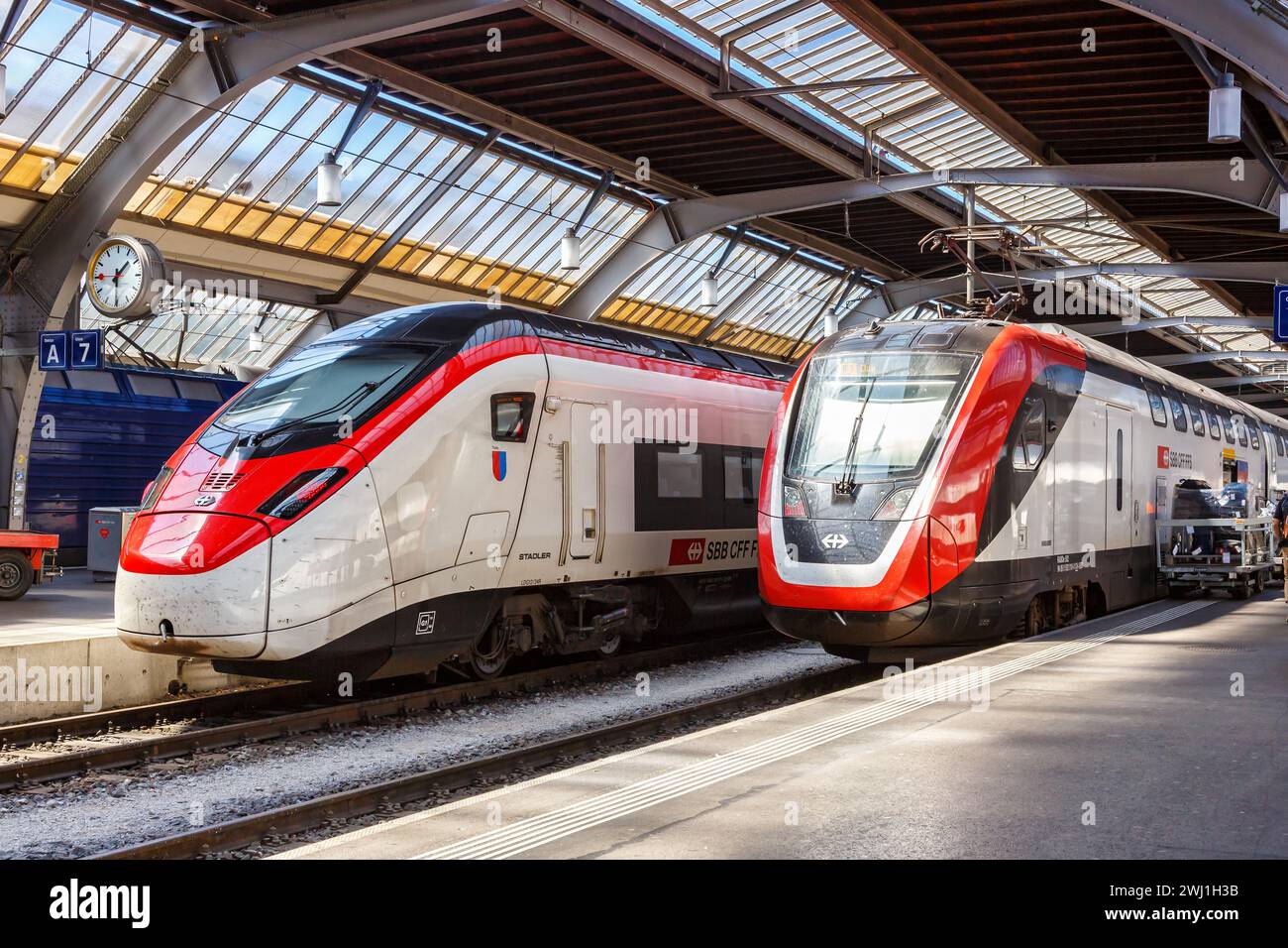 FFS treni passeggeri delle Ferrovie federali Svizzere alla stazione centrale di Zurigo, Svizzera Foto Stock