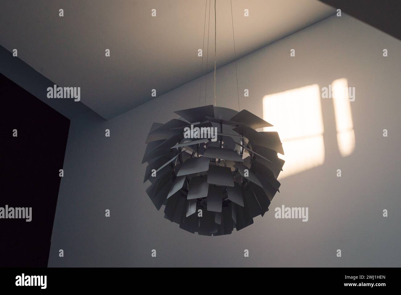 Combinazione di linee architettoniche e luce solare su una lampada di design in un ospedale di Lugo Galizia Foto Stock