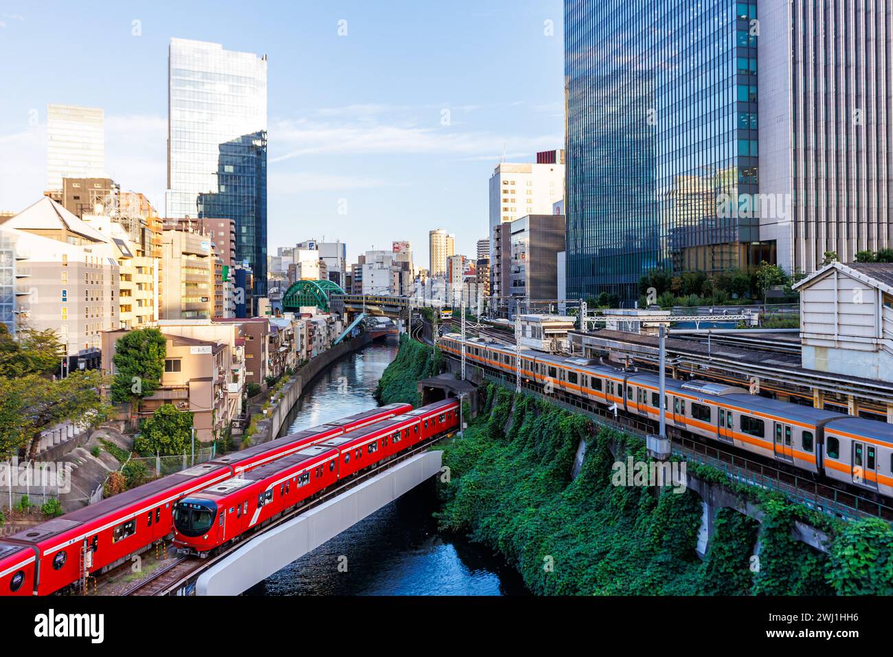 Trasporto locale a Tokyo con treni della metropolitana e ferrovie della Japan Rail JR a Tokyo, Giappone Foto Stock