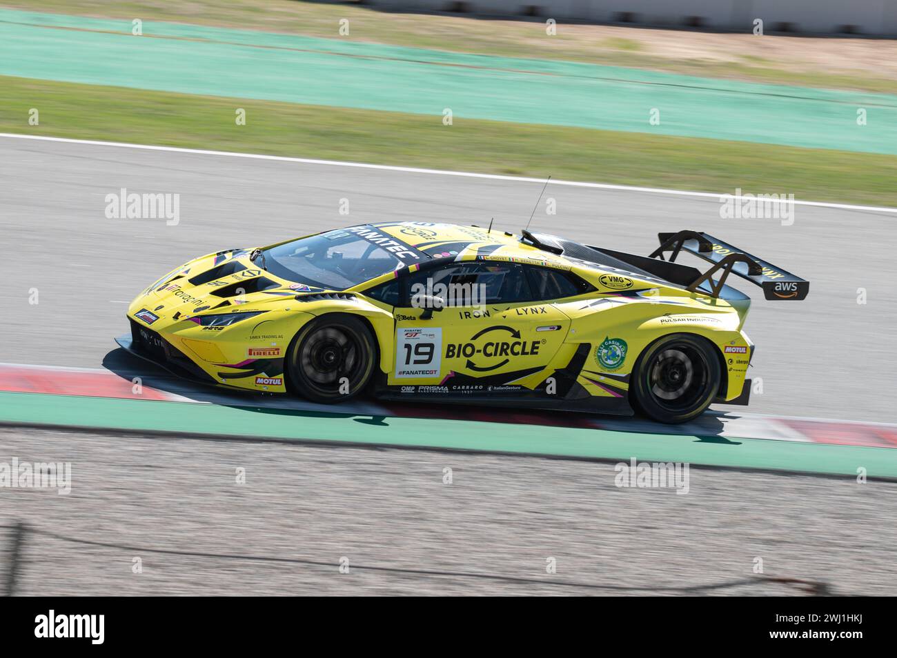 Giallo Lamborghini Huracan GT3 EVO2 al Fanatec GT World sul circuito Catalunya di Barcellona Foto Stock