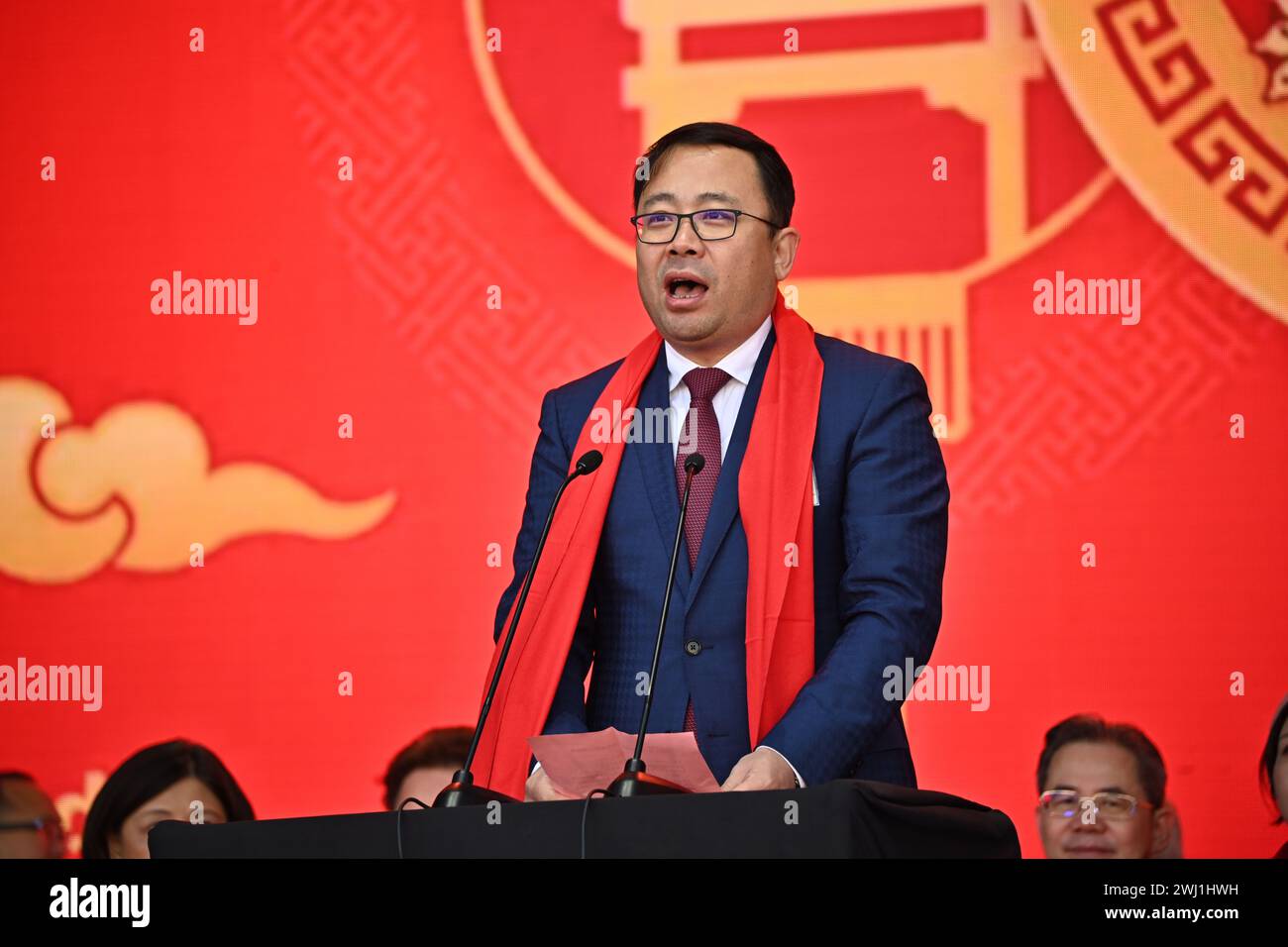 Trafalgar Square, Londra, Regno Unito, 11 febbraio 2024: Relatore del China Festival of Spring Troupe alla cerimonia di apertura del 2024 Lunar New Year uno spettacolo spettacolare quest'anno per il 2024 Lunar New Year, con il CPC che sponsorizza tutte le esibizioni che provengono da Pechino e Guangzhou. Il nuovo anno lunare è anche conosciuto come Capodanno cinese o Festival di primavera. La celebrazione cinese a Londra ha attirato migliaia di persone. Vivi le danze tradizionali del drago e del leone volante e gli spettacoli teatrali pieni di divertimento provenienti dalla Cina, tra cui l'opera e le acrobazie di Pechino, le mostre di arti marziali e l'ancie Foto Stock