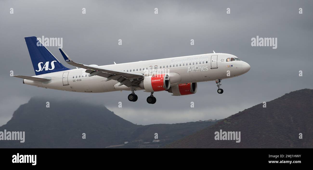 Tenerife, Spagna 11 febbraio 2024. Airbus A320-251N SAS Airlines vola nelle nuvole buie. Atterraggio all'aeroporto di Tenerife Foto Stock Tenerife, Spagna 11 febbraio 2024. Airbus A320-251N SAS Airlines vola nelle nuvole buie. Atterraggio all'aeroporto di Tenerife Foto Stock