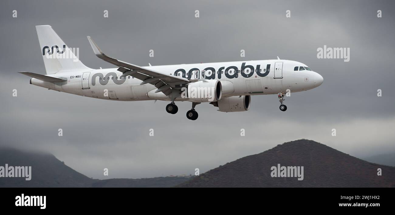 Tenerife, Spagna 11 febbraio 2024. Airbus A320-271N Marabu Airlines vola nelle nuvole buie. Atterraggio all'aeroporto di Tenerife Foto Stock Tenerife, Spagna 11 febbraio 2024. Airbus A320-271N Marabu Airlines vola nelle nuvole buie. Atterraggio all'aeroporto di Tenerife Foto Stock
