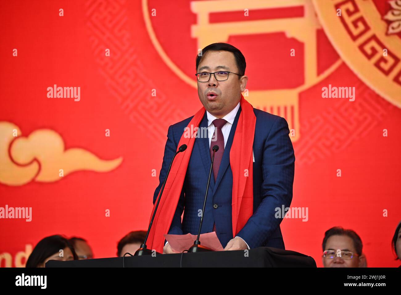 Trafalgar Square, Londra, Regno Unito, 11 febbraio 2024: Relatore del China Festival of Spring Troupe alla cerimonia di apertura del 2024 Lunar New Year uno spettacolo spettacolare quest'anno per il 2024 Lunar New Year, con il CPC che sponsorizza tutte le esibizioni che provengono da Pechino e Guangzhou. Il nuovo anno lunare è anche conosciuto come Capodanno cinese o Festival di primavera. La celebrazione cinese a Londra ha attirato migliaia di persone. Vivi le danze tradizionali del drago e del leone volante e gli spettacoli teatrali pieni di divertimento provenienti dalla Cina, tra cui l'opera e le acrobazie di Pechino, le mostre di arti marziali e l'ancie Foto Stock
