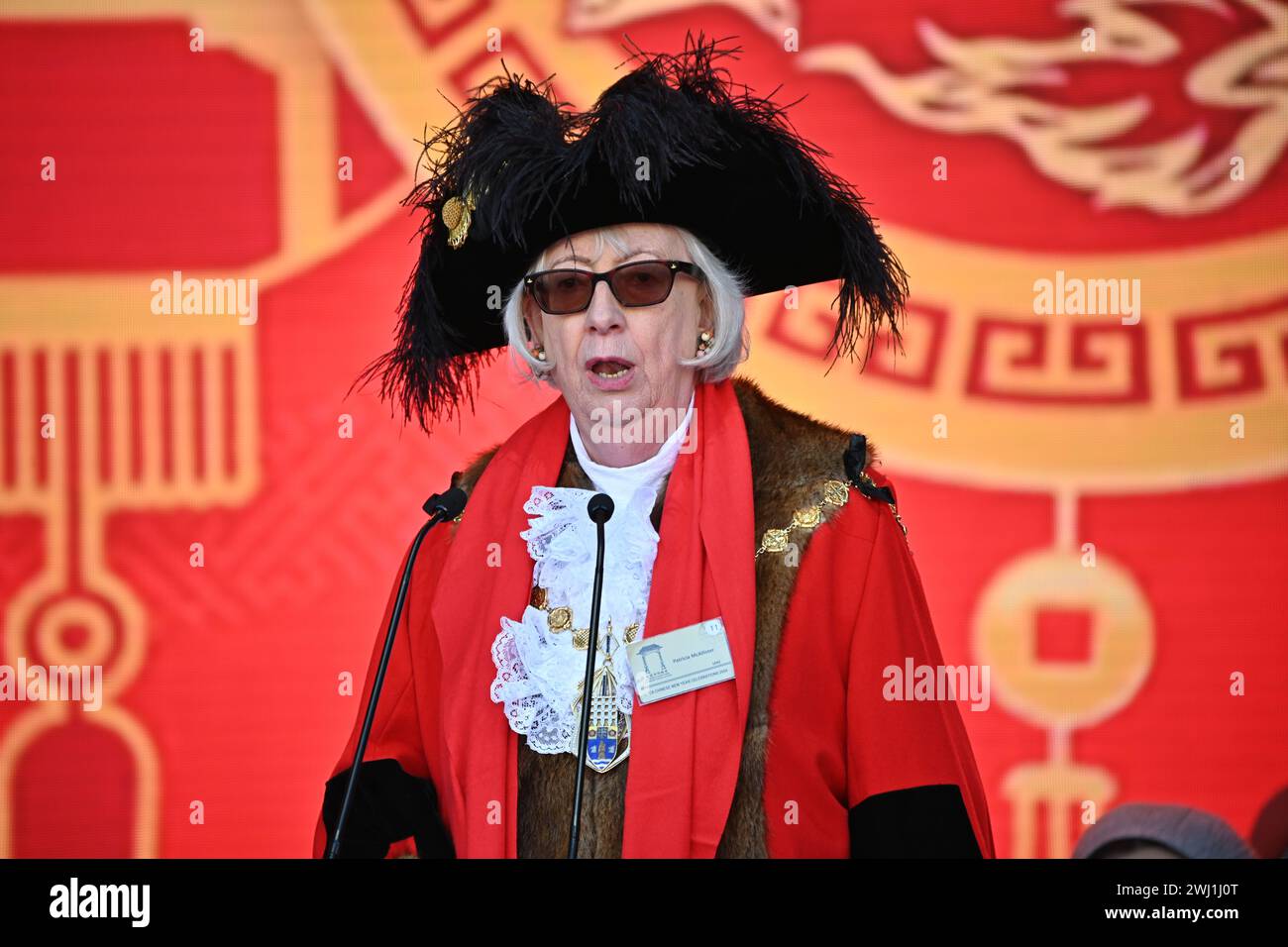 Trafalgar Square, Londra, Regno Unito, 11 febbraio 2024: Relatrice Councillor Patricia McAllister alla cerimonia di apertura del nuovo anno lunare 2024 uno spettacolo spettacolare quest'anno per il nuovo anno lunare 2024, con il CPC che sponsorizza tutte le esibizioni che provengono da Pechino e Guangzhou. Il nuovo anno lunare è anche conosciuto come Capodanno cinese o Festival di primavera. La celebrazione cinese a Londra ha attirato migliaia di persone. Vivi le danze tradizionali del drago e del leone volante e gli spettacoli teatrali pieni di divertimento dalla Cina, tra cui l'opera e le acrobazie di Pechino, le esibizioni di arti marziali e l'antica magia Foto Stock