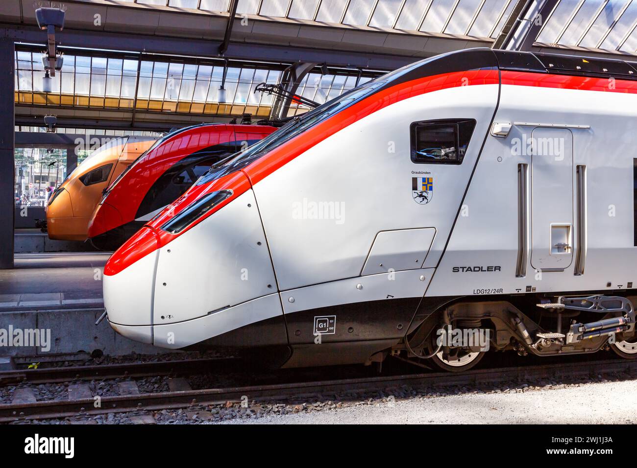 FFS Ferrovie federali Svizzere e treni passeggeri SÃ¼dostbahn alla stazione centrale di Zurigo, Svizzera Foto Stock