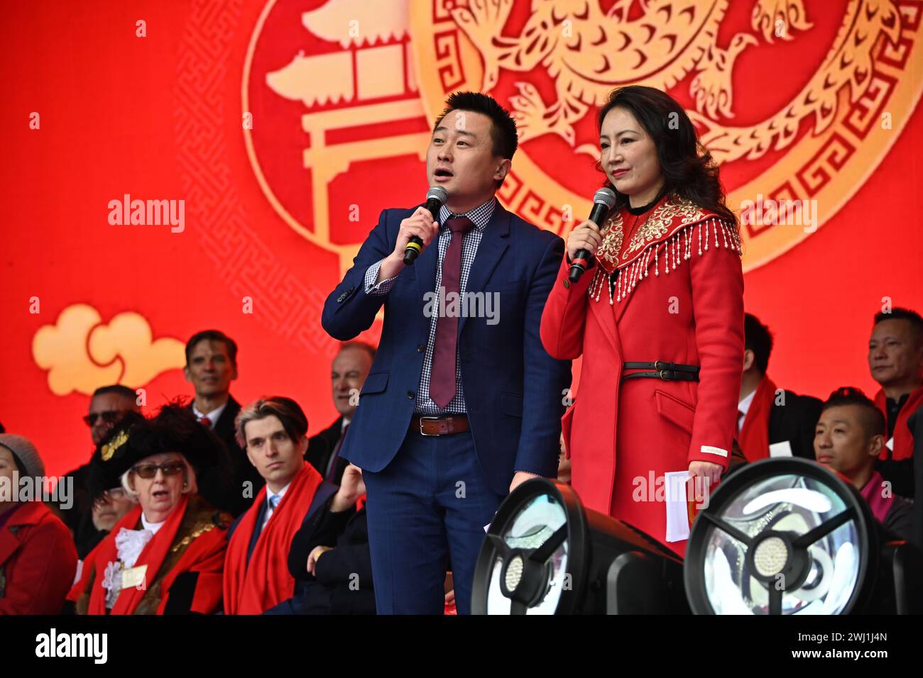 Trafalgar Square, Londra, Regno Unito, 11 febbraio 2024: Presentatore Mr Hu e lui Xujia il Capodanno lunare 2024 uno spettacolo spettacolare quest'anno per il Capodanno lunare 2024, con il CPC che sponsorizza tutte le esibizioni che provengono da Pechino e Guangzhou. Il nuovo anno lunare è anche conosciuto come Capodanno cinese o Festival di primavera. La celebrazione cinese a Londra ha attirato migliaia di persone. Vivi le danze tradizionali del drago e del leone volante e gli spettacoli teatrali pieni di divertimento provenienti dalla Cina, tra cui l'opera e le acrobazie di Pechino, le mostre di arti marziali e l'antica magia di Londra, Regno Unito. Foto Stock