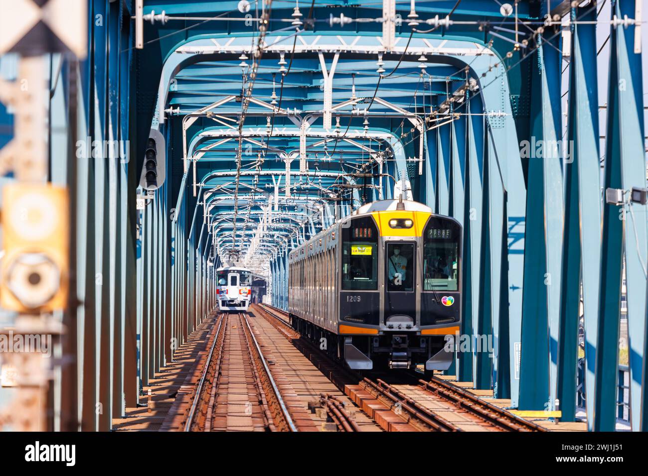 Treni regionali della Hanshin Electric Railway privata a Osaka, Giappone Foto Stock