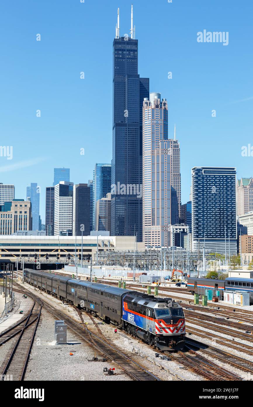 Skyline con la ferrovia regionale METRA alla Union Station di Chicago, Stati Uniti Foto Stock