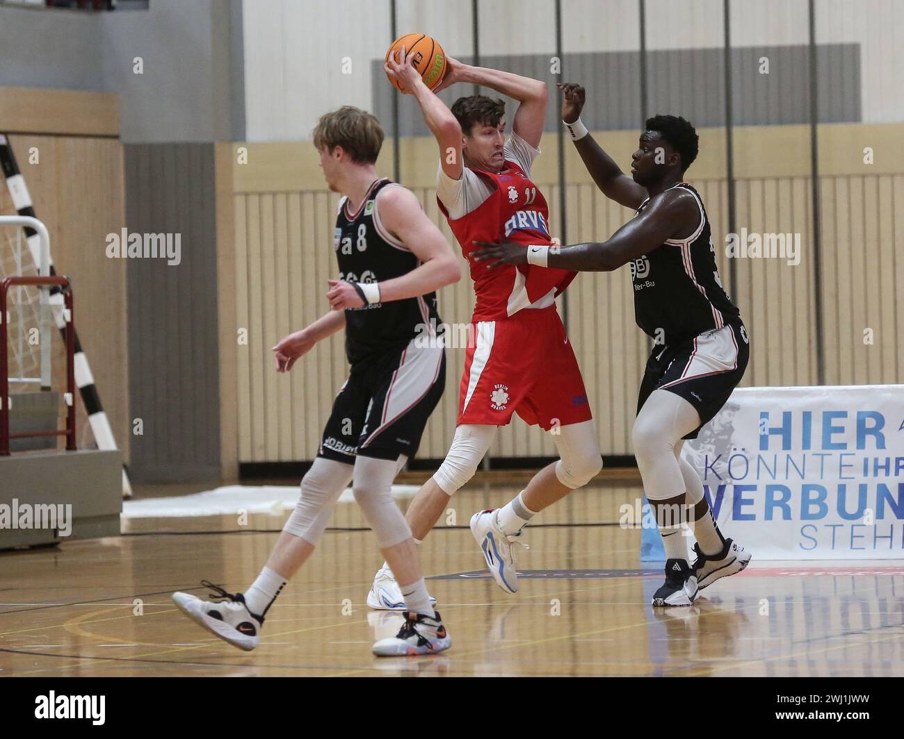 Fabien Kondo (34) FFS Baskets e Andreas Seiferth (11) Berlin Braves partita di campionato 2000 l'11/04/2023 Foto Stock