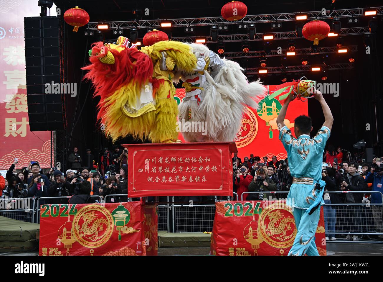 Trafalgar Square, Londra, Regno Unito, 11 febbraio 2024: China: Northern Lions ballano sulla piattaforma in piazza del nuovo anno lunare 2024 uno spettacolo spettacolare quest'anno per il nuovo anno lunare 2024, con il CPC che sponsorizza l'intero spettacolo che proviene da Pechino e Guangzhou. Il nuovo anno lunare è anche conosciuto come Capodanno cinese o Festival di primavera. La celebrazione cinese a Londra ha attirato migliaia di persone. Vivi le danze tradizionali del drago e del leone volante e gli spettacoli teatrali pieni di divertimento dalla Cina, tra cui l'opera e le acrobazie di Pechino, le mostre di arti marziali e l'antica magia di Londra, U Foto Stock