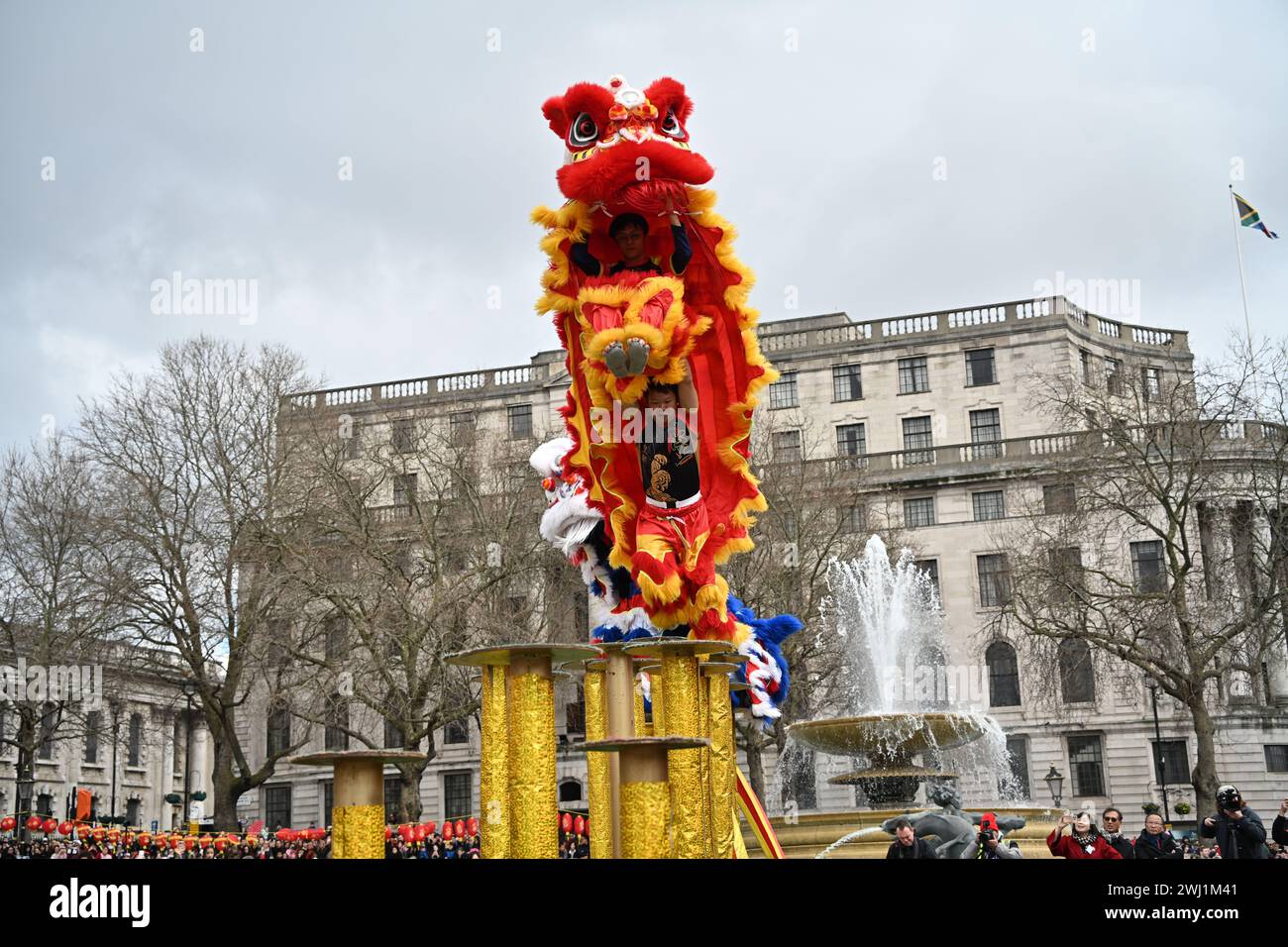 Trafalgar Square, Londra, Regno Unito, 11 febbraio 2024: Lion Dance on Pole di Chen Brothers in Square of the 2024 Lunar New Year uno spettacolo spettacolare quest'anno per il 2024 Lunar New Year, con il CPC che sponsorizza tutte le esibizioni che provengono da Pechino e Guangzhou. Il nuovo anno lunare è anche conosciuto come Capodanno cinese o Festival di primavera. La celebrazione cinese a Londra ha attirato migliaia di persone. Vivi le danze tradizionali del drago e del leone volante e gli spettacoli teatrali pieni di divertimento provenienti dalla Cina, tra cui l'opera e le acrobazie di Pechino, le mostre di arti marziali e l'antica magia di Londra, Regno Unito. Foto Stock