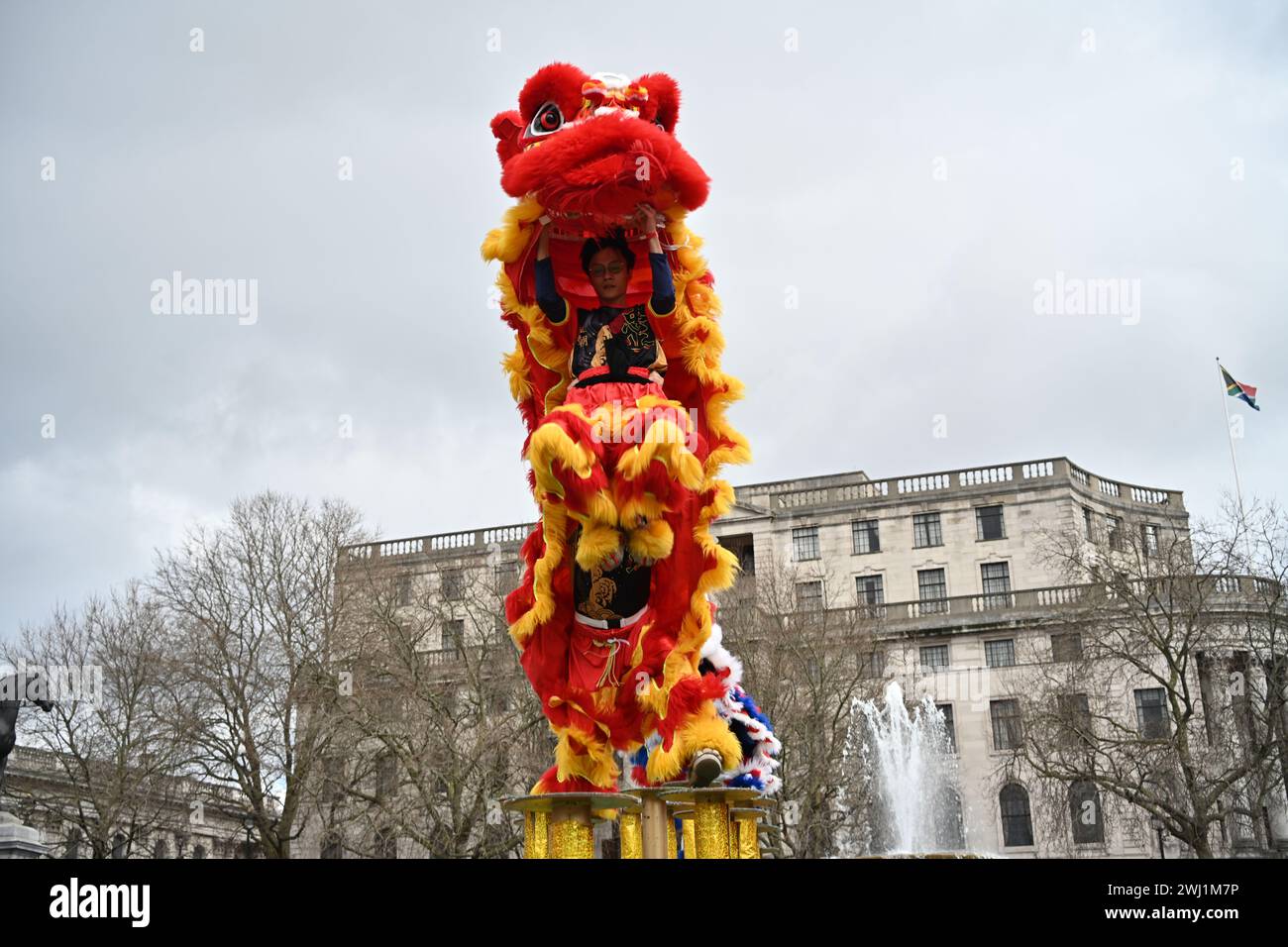 Trafalgar Square, Londra, Regno Unito, 11 febbraio 2024: Lion Dance on Pole di Chen Brothers in Square of the 2024 Lunar New Year uno spettacolo spettacolare quest'anno per il 2024 Lunar New Year, con il CPC che sponsorizza tutte le esibizioni che provengono da Pechino e Guangzhou. Il nuovo anno lunare è anche conosciuto come Capodanno cinese o Festival di primavera. La celebrazione cinese a Londra ha attirato migliaia di persone. Vivi le danze tradizionali del drago e del leone volante e gli spettacoli teatrali pieni di divertimento provenienti dalla Cina, tra cui l'opera e le acrobazie di Pechino, le mostre di arti marziali e l'antica magia di Londra, Regno Unito. Foto Stock