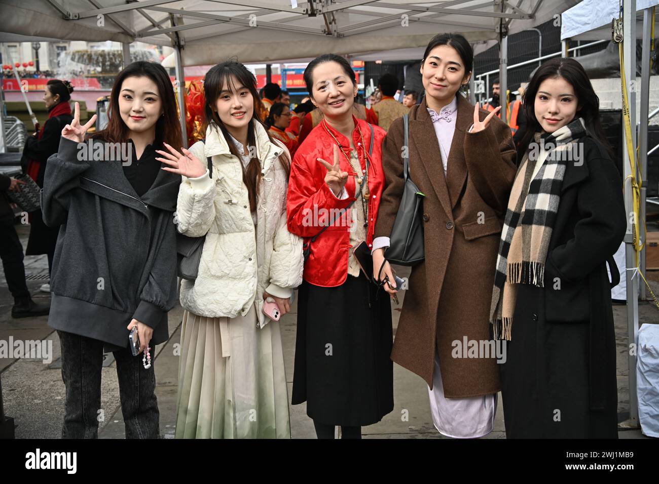 Trafalgar Square, Londra, Regno Unito, 11 febbraio 2024: Preformnces of the Beijing Chinese Orchestra backstage of the 2024 Lunar New Year uno spettacolo spettacolare quest'anno per il 2024 Lunar New Year, con il CPC che sponsorizza tutte le esibizioni che provengono da Pechino e Guangzhou. Il nuovo anno lunare è anche conosciuto come Capodanno cinese o Festival di primavera. La celebrazione cinese a Londra ha attirato migliaia di persone. Vivi le danze tradizionali del drago e del leone volante e gli spettacoli teatrali pieni di divertimento dalla Cina, tra cui l'opera e le acrobazie di Pechino, le mostre di arti marziali e l'antica magia di Lond Foto Stock
