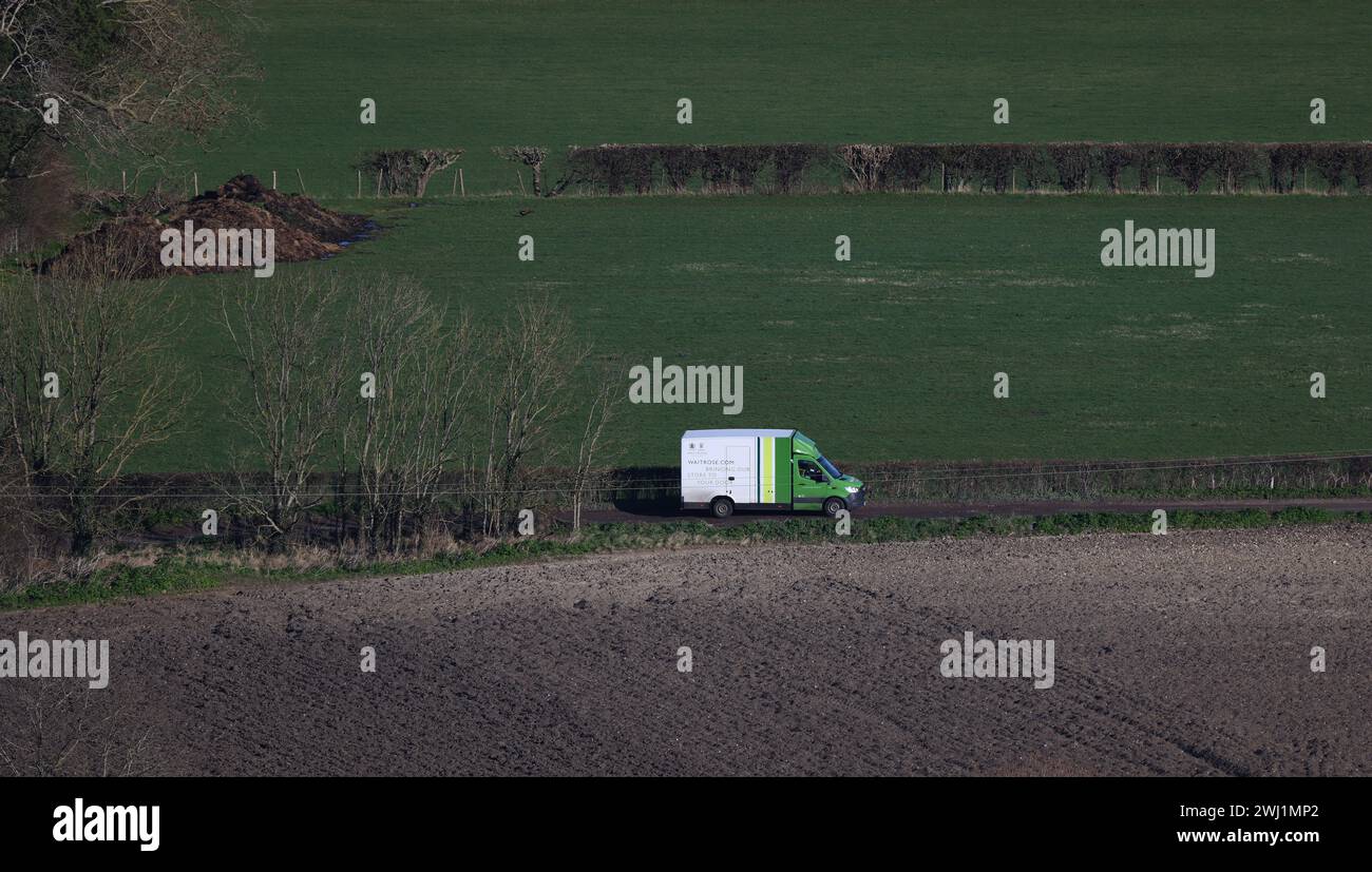 Un furgone per la consegna a domicilio del Waitrose Supermarket che consegna merci in campagna. Foto Stock
