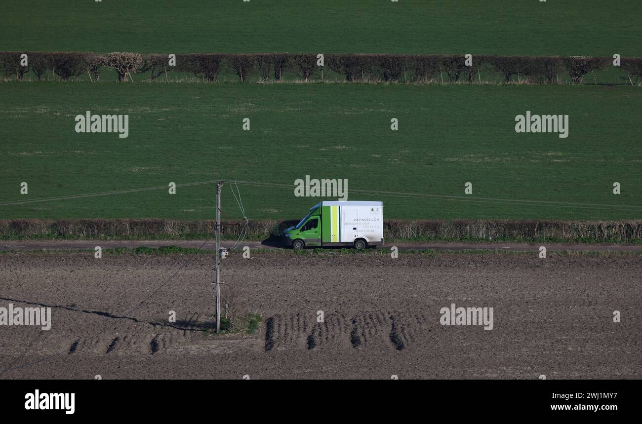 Un furgone per la consegna a domicilio del Waitrose Supermarket che consegna merci in campagna. Foto Stock